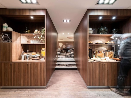 Café da manhã com buffet todos os dias (EUR 19.90 por pessoa) . Mercure Grenoble Meylan