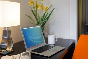 Centre d’affaires dans la chambre