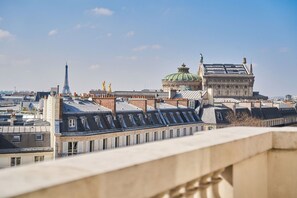 Kamer, 1 kingsize bed, uitzicht, in toren | Hypoallergeen beddengoed, een kluis op de kamer, een bureau