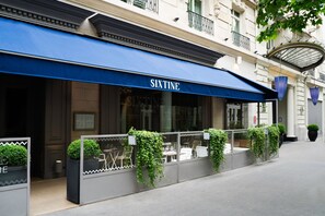 Se sirven desayunos, almuerzos y cenas; cocina francesa