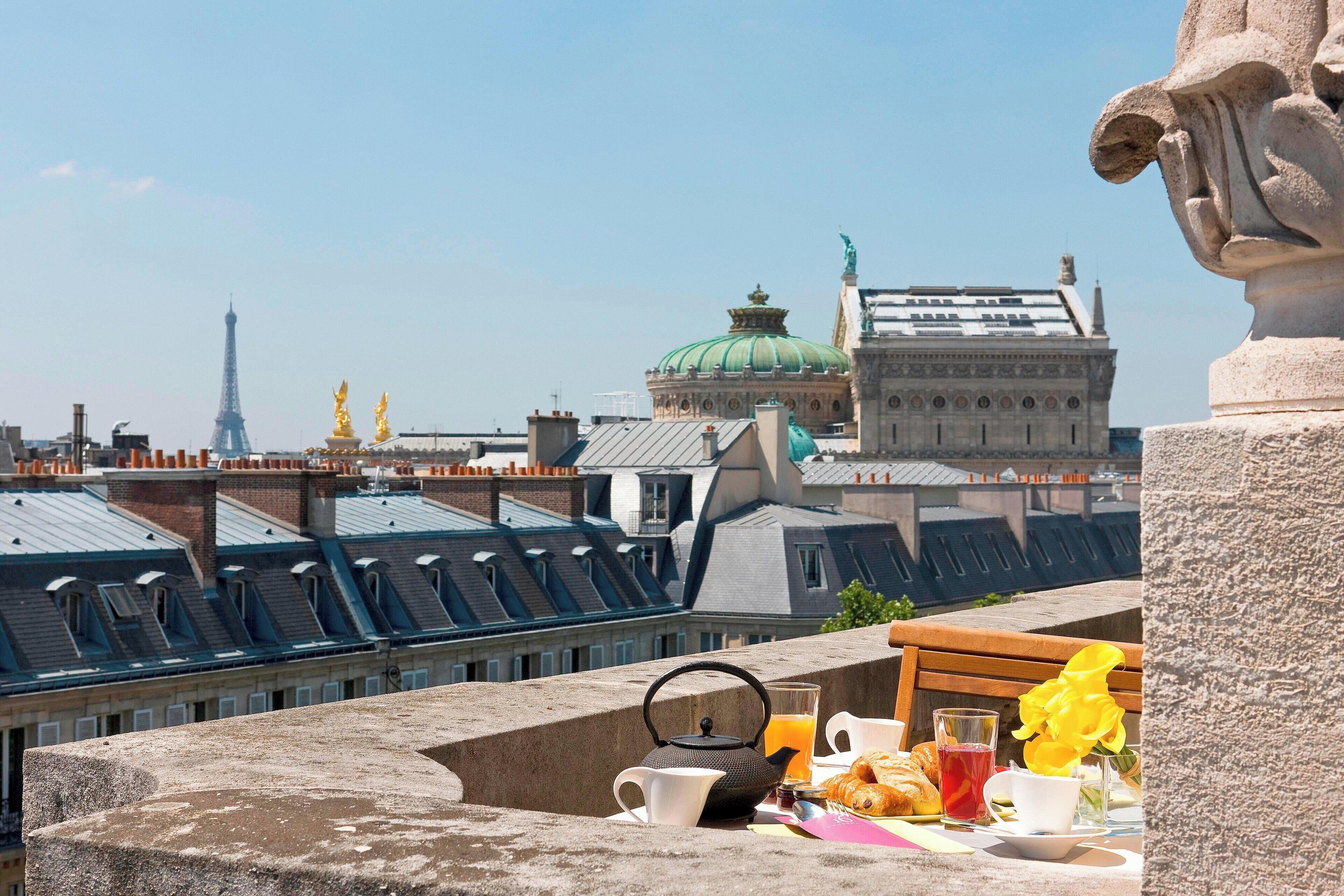 Hypo-allergenic bedding, in-room safe, desk, laptop workspace