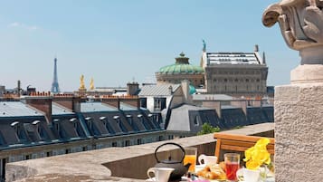 Hypo-allergenic bedding, in-room safe, desk, laptop workspace