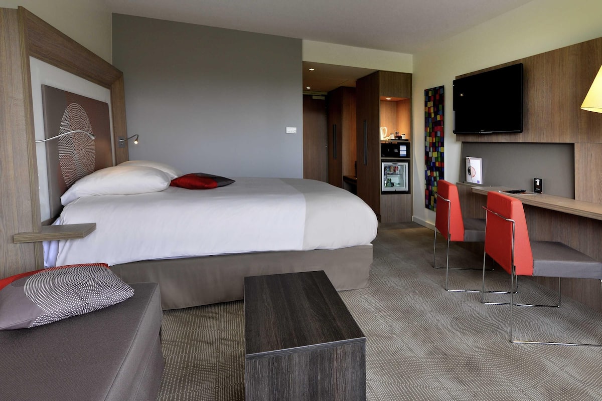 Executive Room, 1 Double Bed | Minibar, in-room safe, desk, blackout drapes