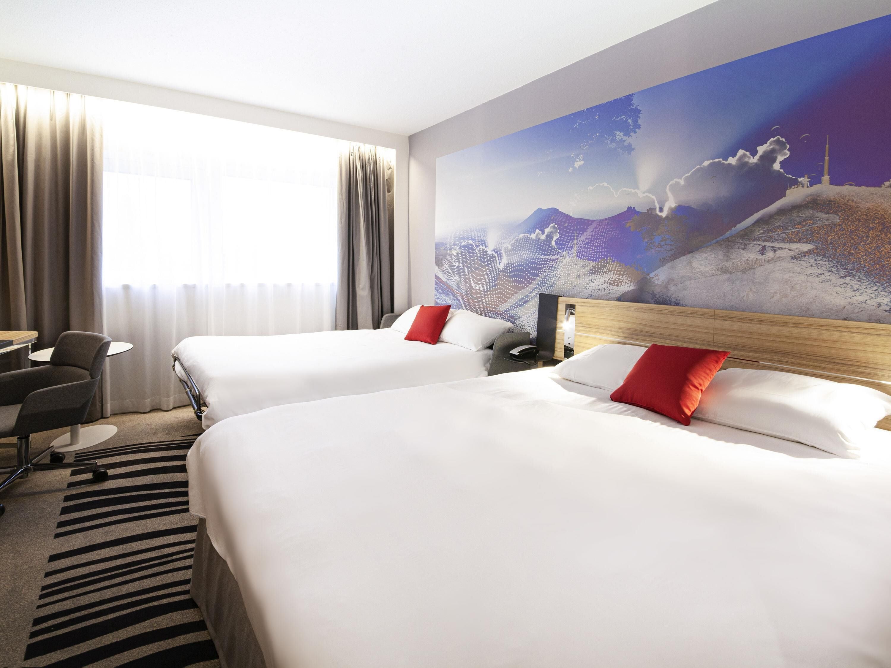 ميني بار وخزنة داخل الغرفة ومكتب وستائر تعتيم