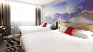 Minibar, caja de seguridad en la habitación y escritorio