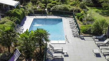 Seasonal outdoor pool, pool umbrellas, sun loungers