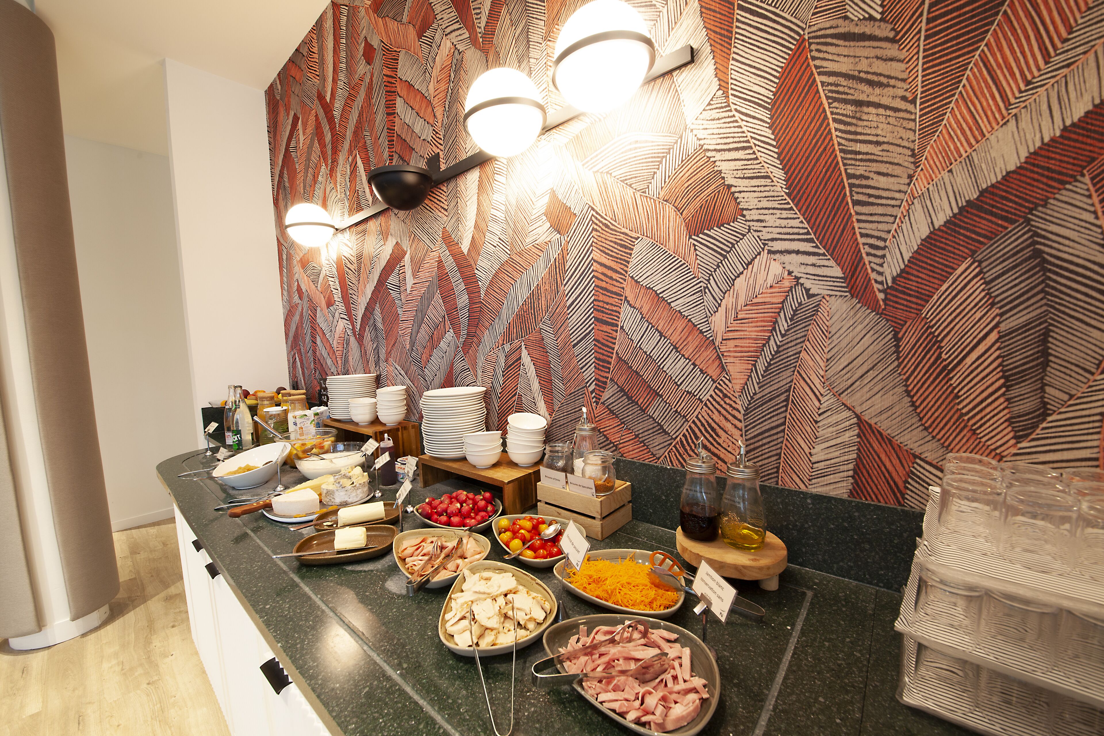 Un comptoir de buffet proposant divers plats et accompagnements.