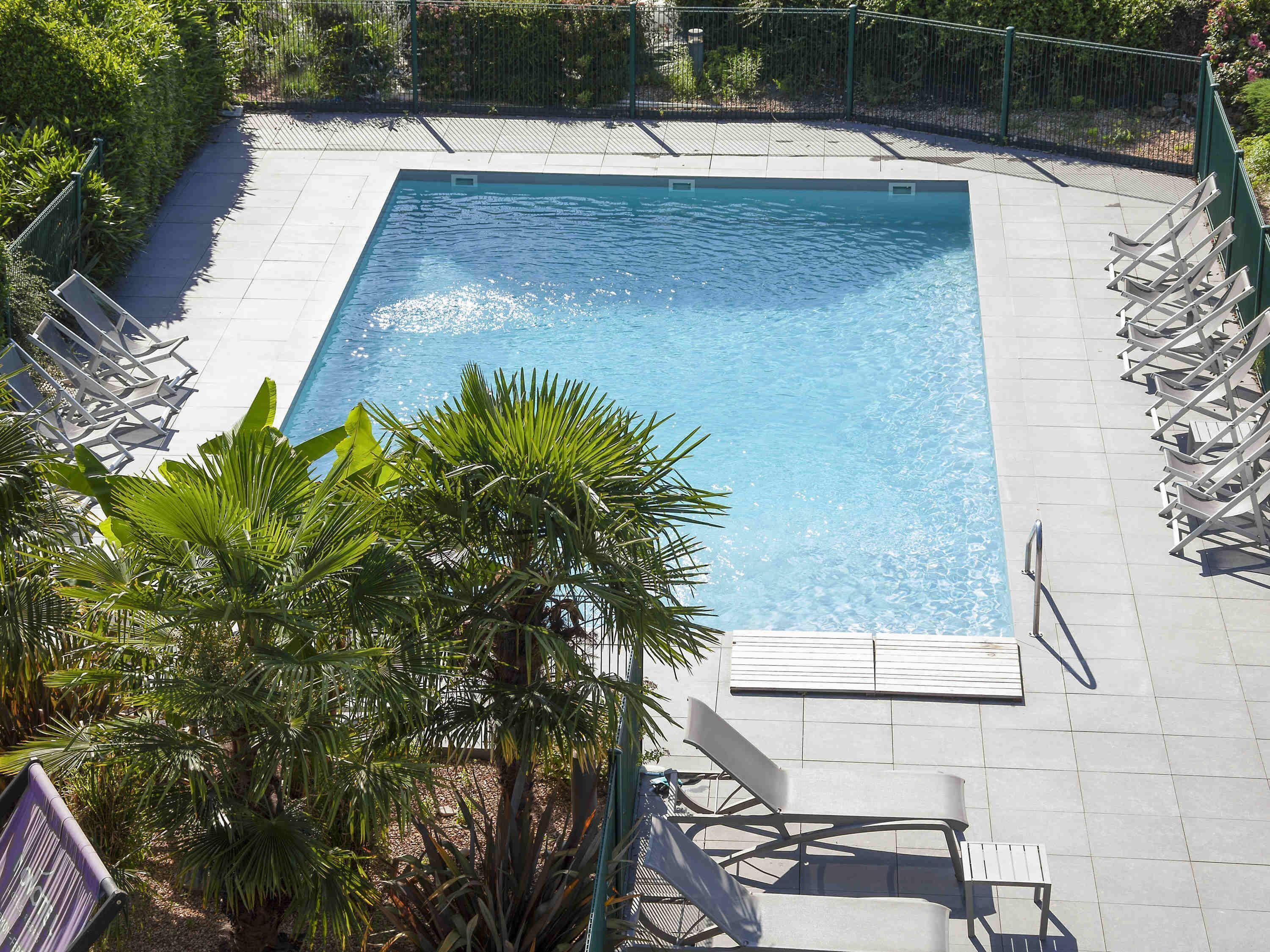 Piscine extérieure (ouverte en saison), parasols de plage