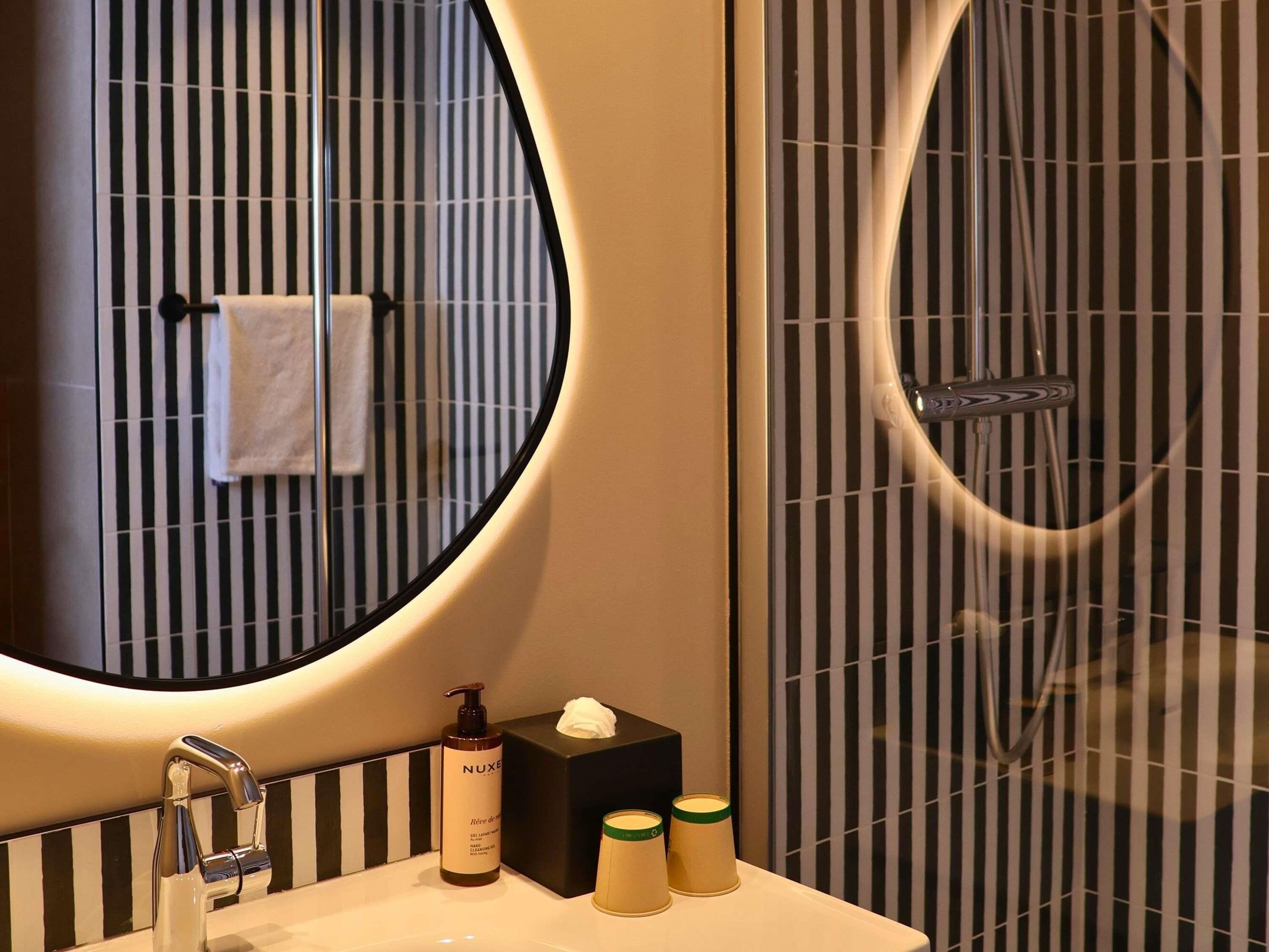 Sengetøy av topp kvalitet, safe på rommet og skrivebord