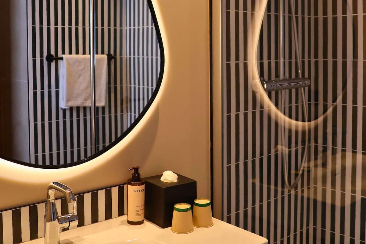 Literie de qualité supérieure, coffres-forts dans les chambres, bureau