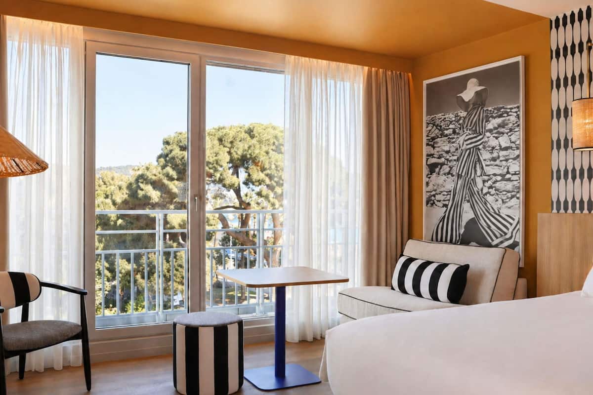 Privilege, Room, 1 King Bed with Sofa bed, Garden View | Premium bedding, in-room safe, desk, laptop workspace