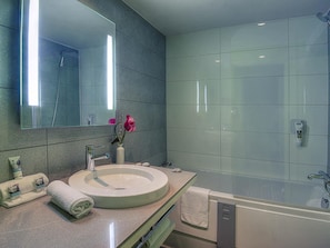 أغطية فراش متميزة وخزنة داخل الغرفة ومكتب ومساحة عمل للكمبيوتر المحمول