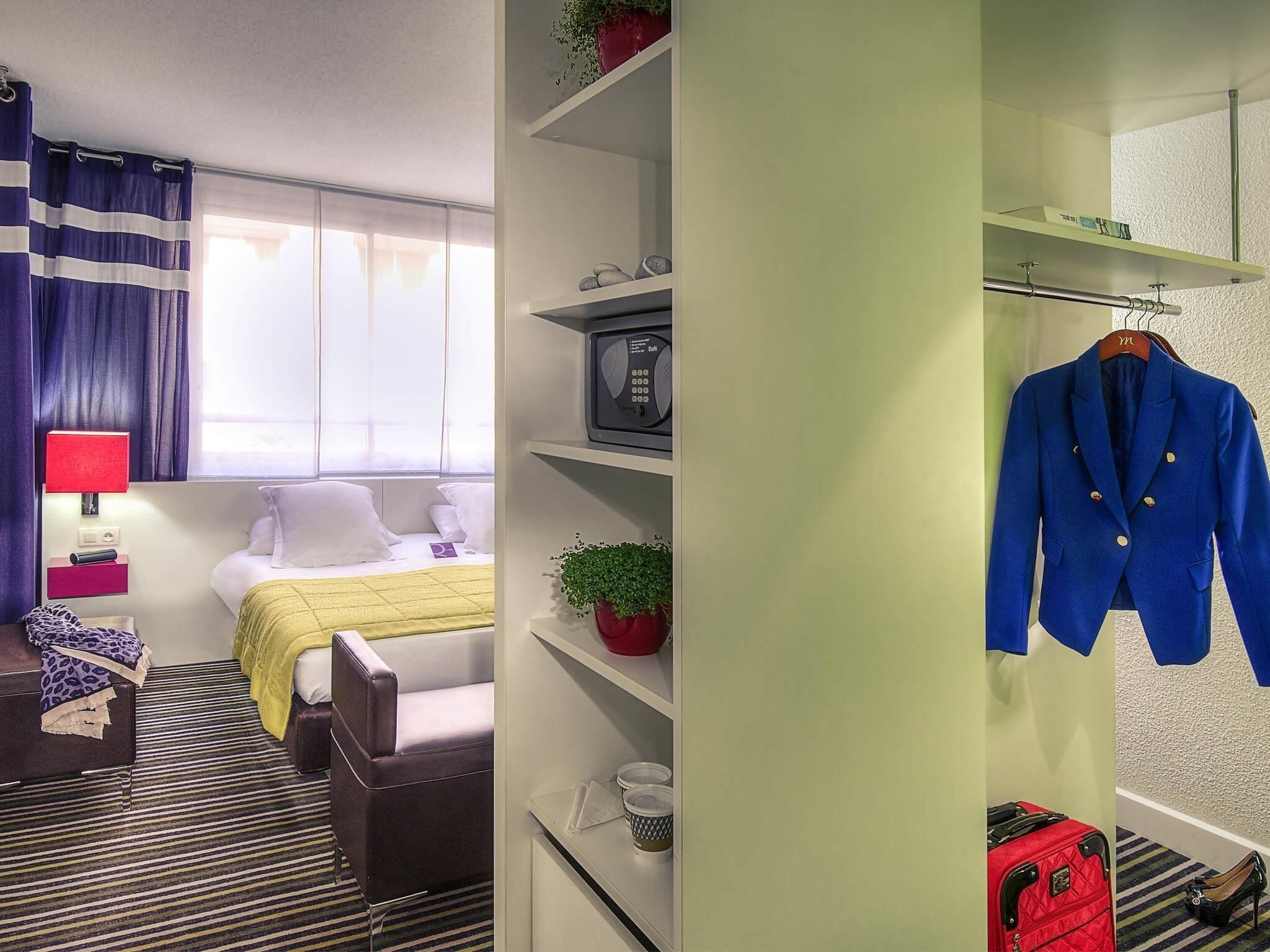 高档床上用品、客房内保险箱、办公桌、笔记本电脑工作区