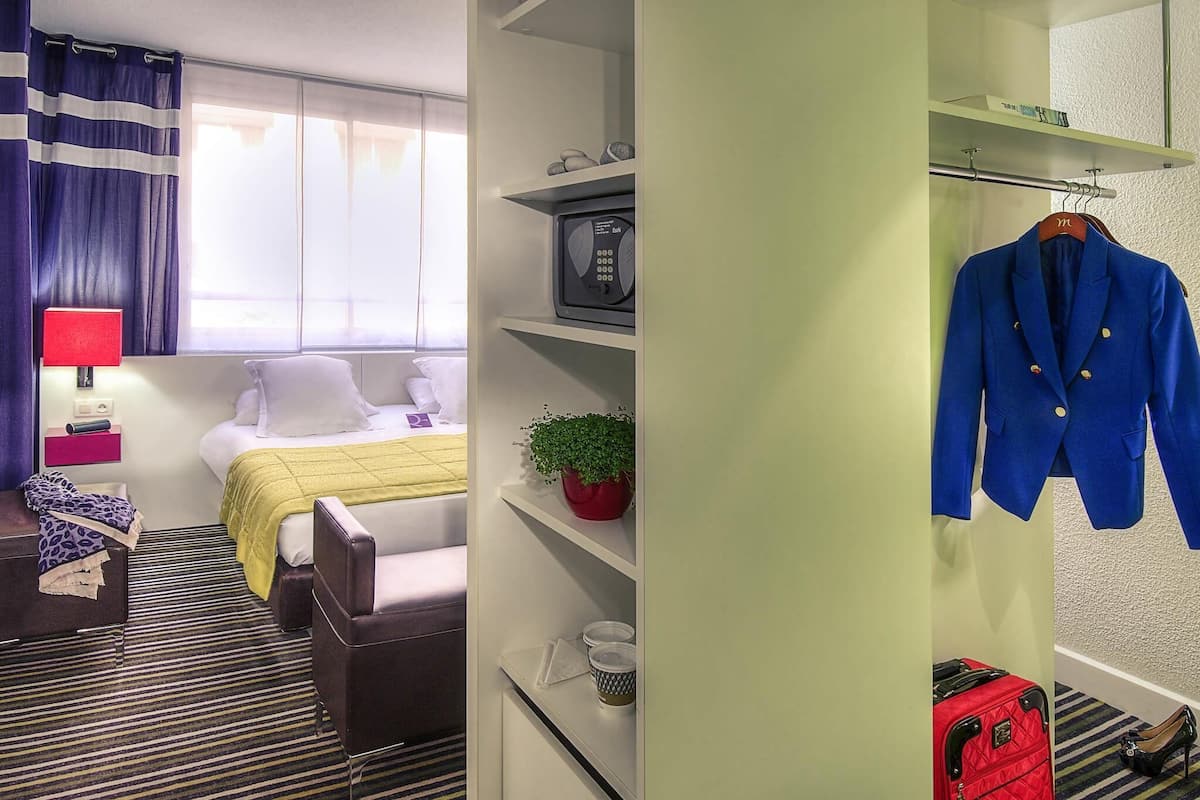 高档床上用品、客房内保险箱、办公桌、笔记本电脑工作区