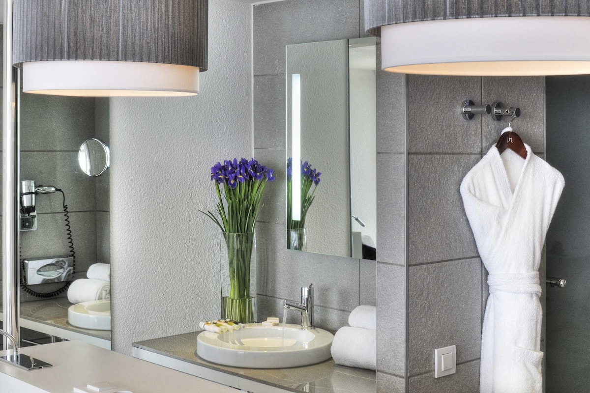 Premium bedding, in-room safe, desk, laptop workspace