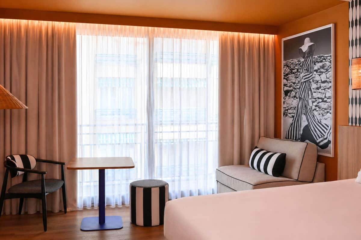 Habitación superior, 1 cama King size y sofá cama, balcón, vista a la ciudad | Ropa de cama de alta calidad y caja de seguridad en la habitación