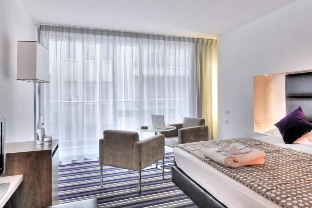 高档床上用品、客房内保险箱、办公桌、笔记本电脑工作区