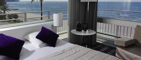 Luxe beddengoed, een kluis op de kamer, een bureau, een laptopwerkplek