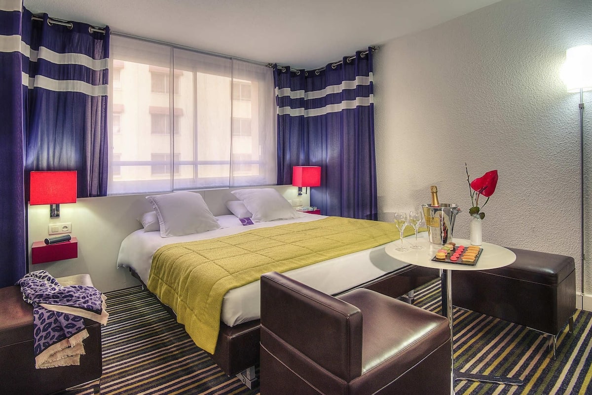 Superior Room, 1 Queen Bed | Premium bedding, in-room safe, desk, laptop workspace