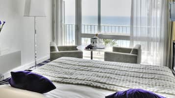 Peralatan tempat tidur premium, peti besi dalam bilik, meja