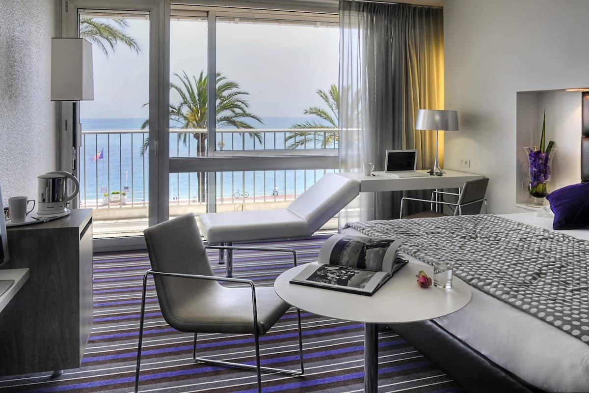 Premium bedding, in-room safe, desk, laptop workspace