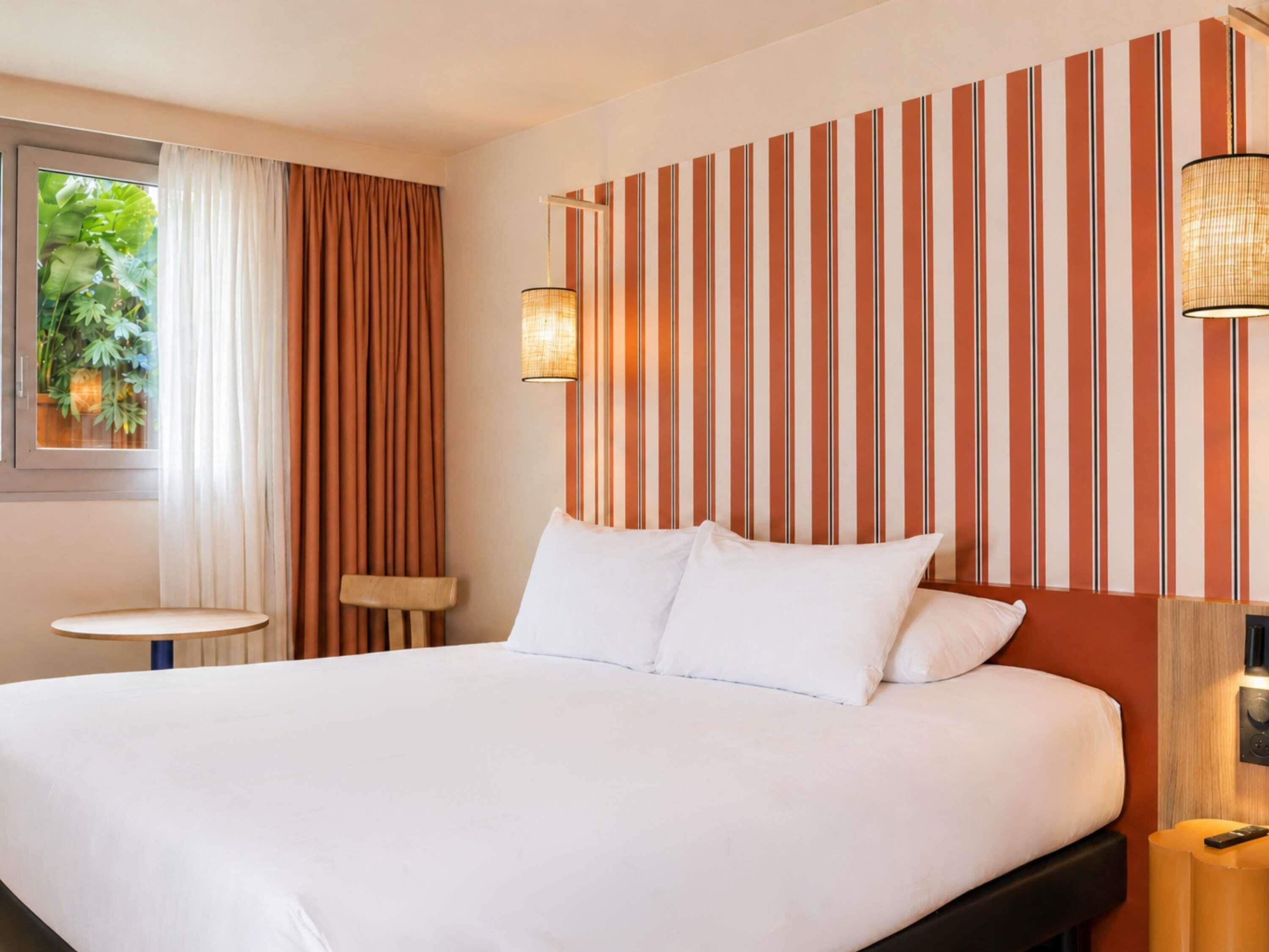 Classic Room with patio view - Double bed | Premium bedding, in-room safe, desk, laptop workspace