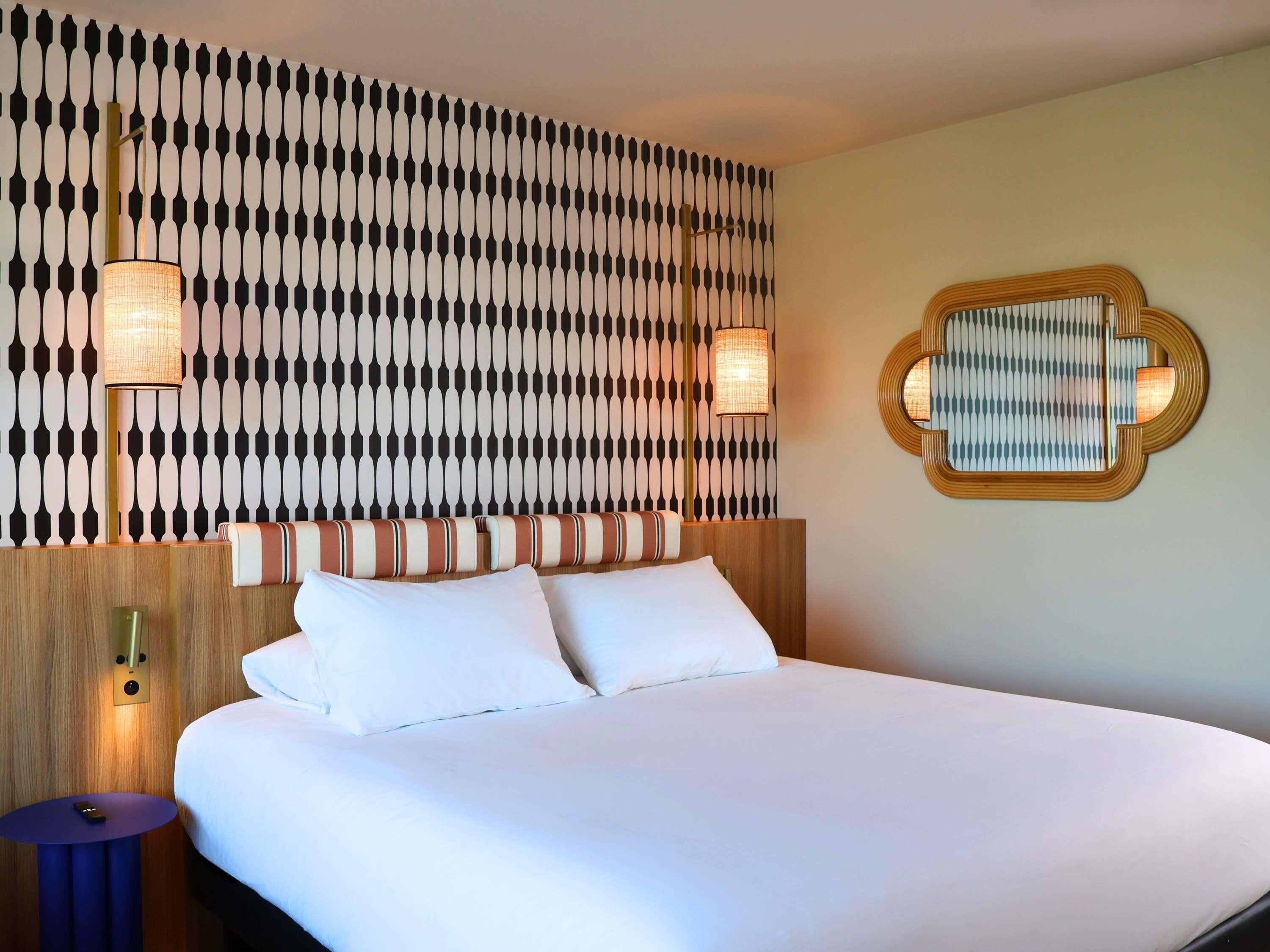 Premium bedding, in-room safe, desk, laptop workspace