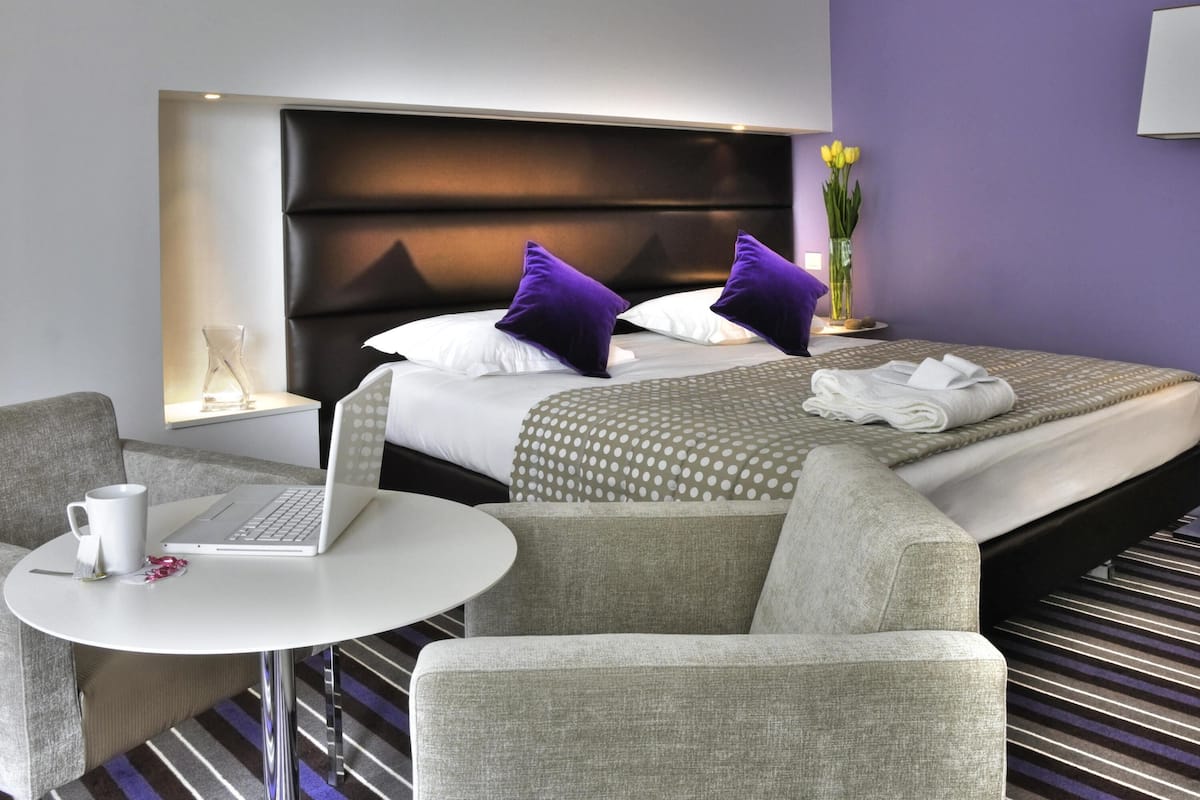 Roupas de cama premium, cofres nos quartos, escrivaninha