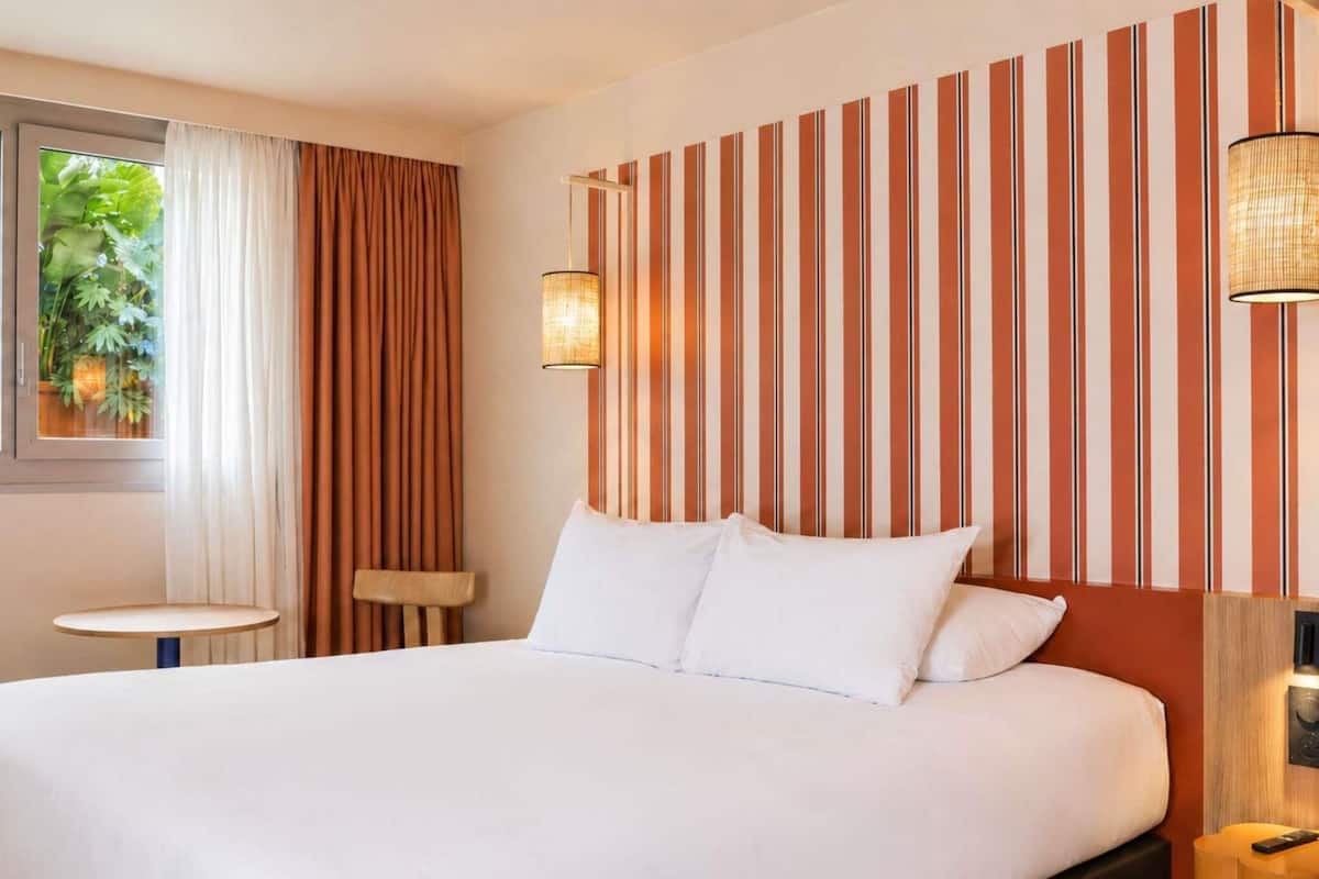 Premium bedding, in-room safe, desk, laptop workspace