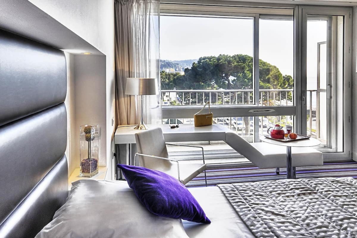 Premium bedding, in-room safe, desk, laptop workspace