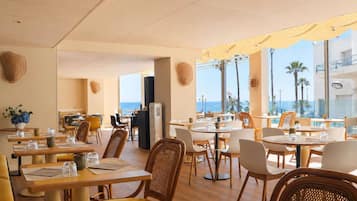 Petit déjeuner buffet servi tous les jours en supplément