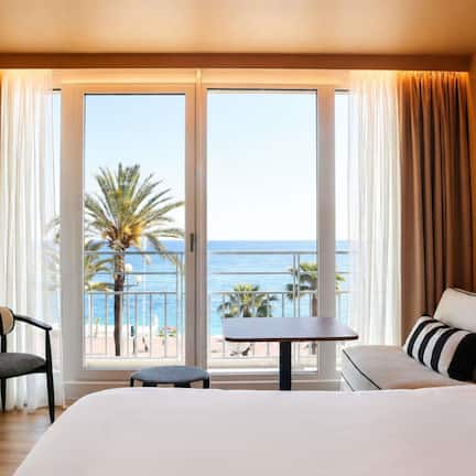Premium bedding, in-room safe, desk, laptop workspace