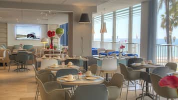 Desayuno buffet diario (EUR 20 por persona)