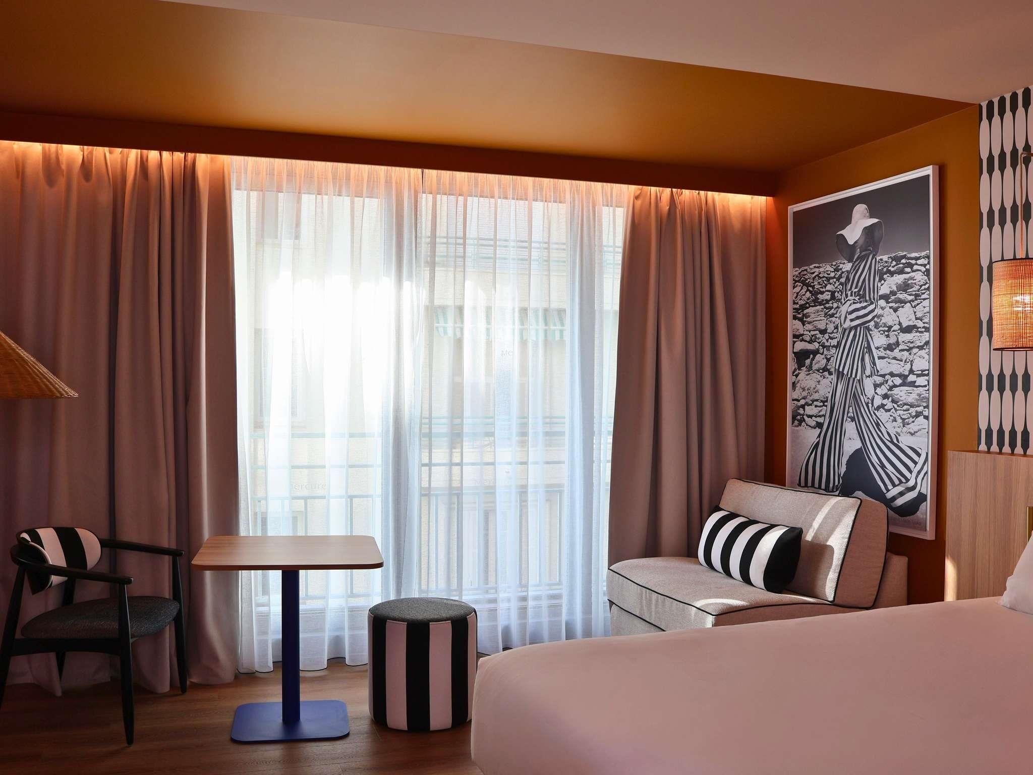 Habitación superior, 1 cama King size y sofá cama, balcón, vista a la ciudad | Ropa de cama de alta calidad y caja de seguridad en la habitación 