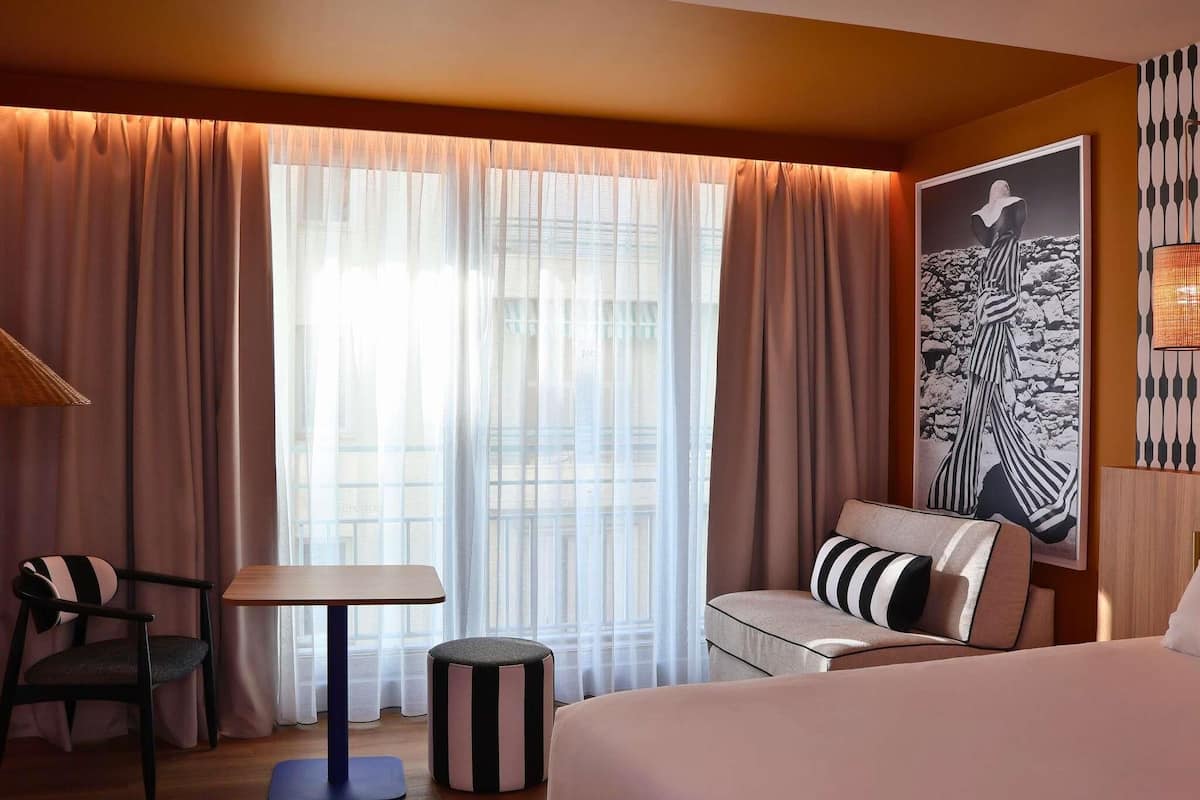 Habitación superior, 1 cama King size y sofá cama, balcón, vista a la ciudad | Ropa de cama de alta calidad y caja de seguridad en la habitación