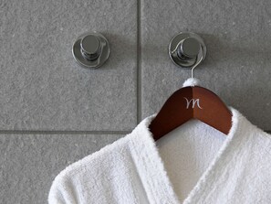 Sengetøy av topp kvalitet, safe på rommet og skrivebord