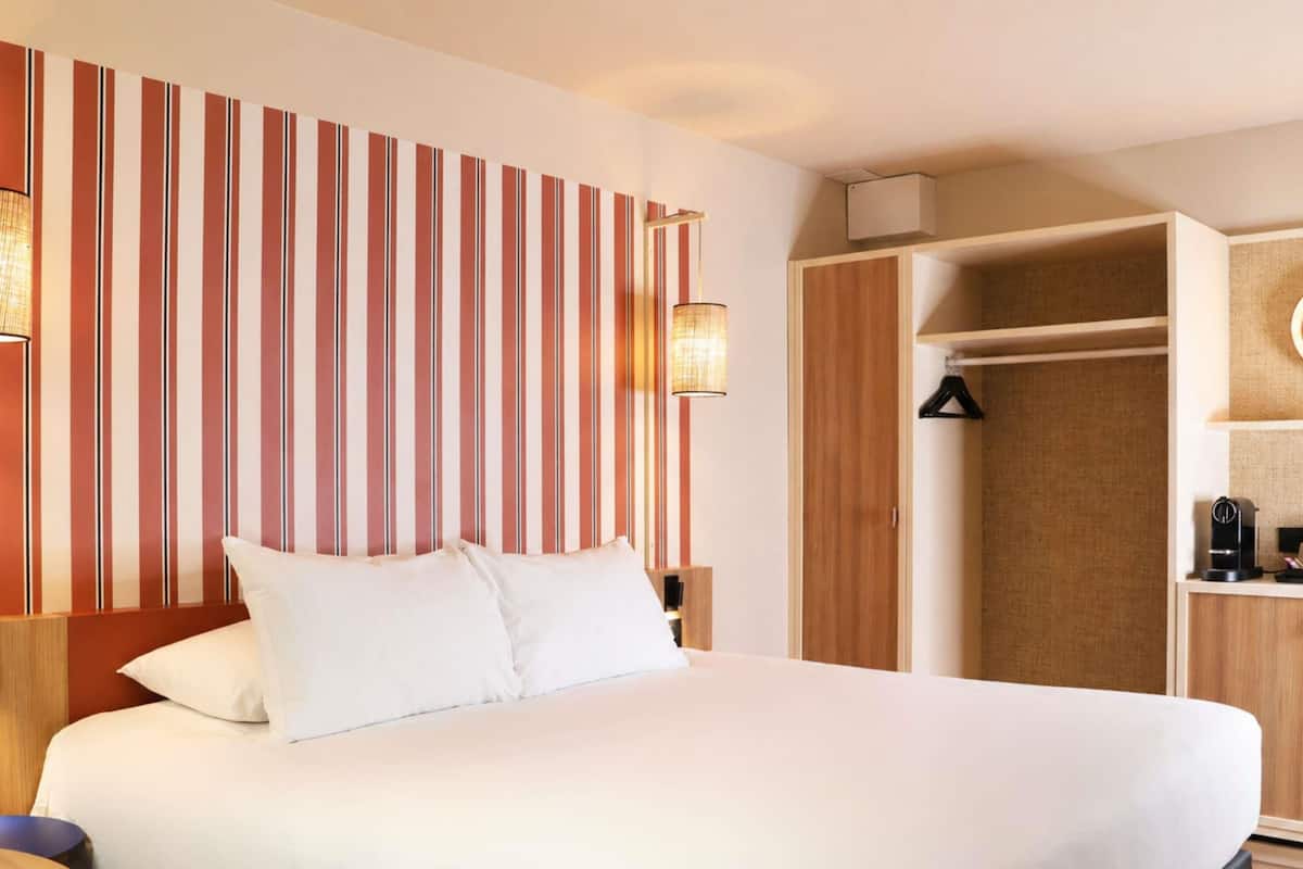Chambre Classique, 1 grand lit | Literie de qualité supérieure, coffres-forts dans les chambres, bureau