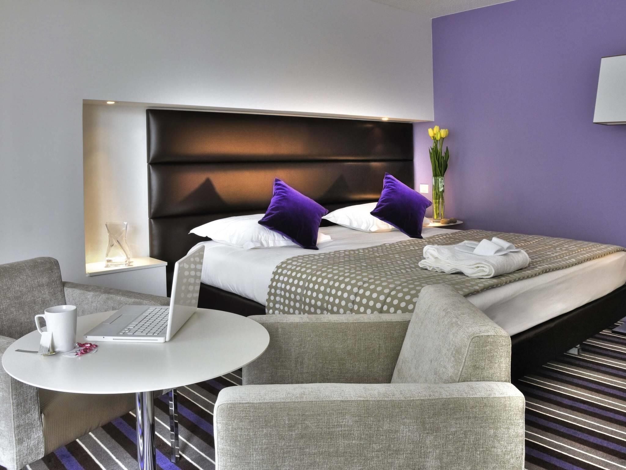 Premium bedding, in-room safe, desk, laptop workspace