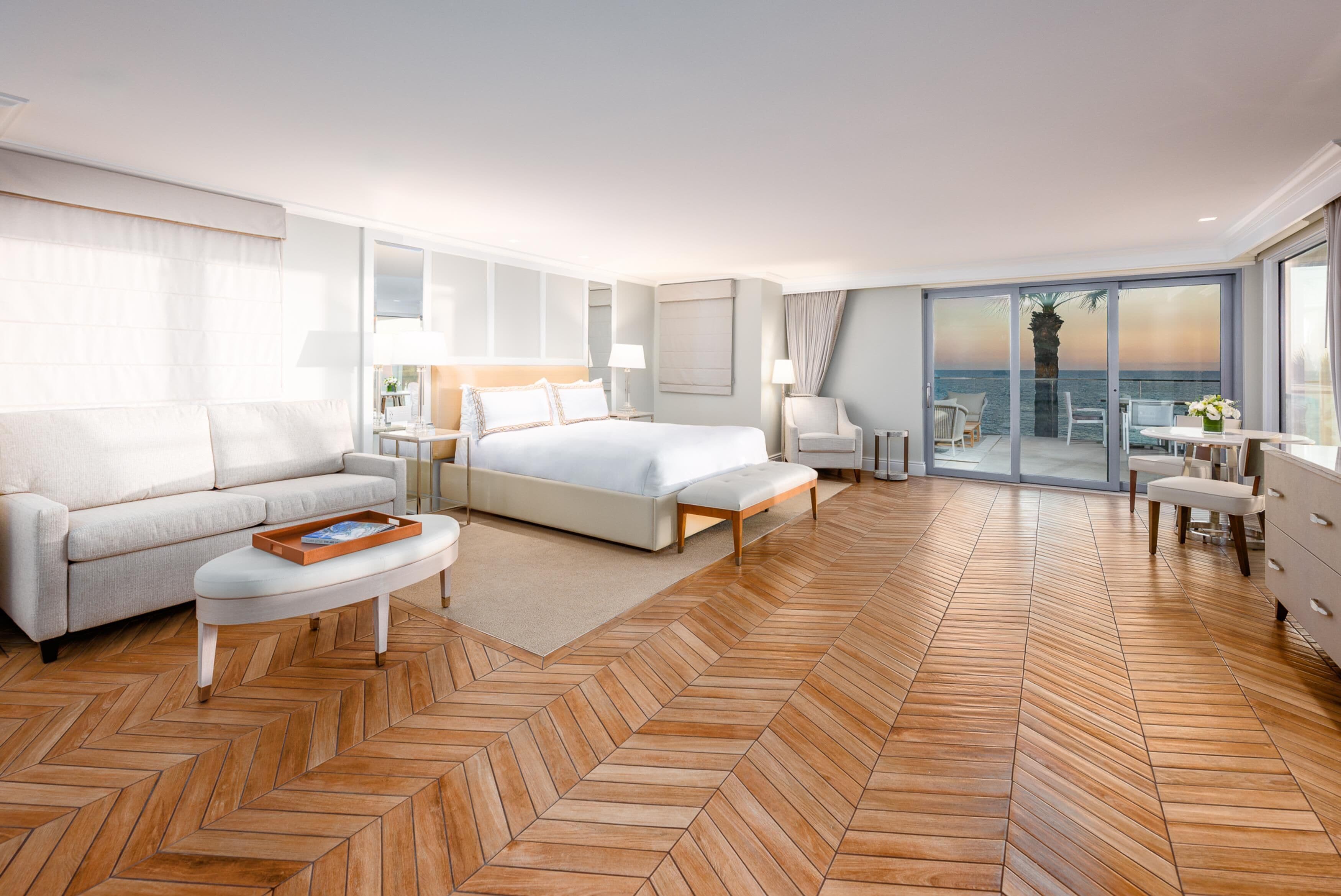 Seprai premium, selimut bulu angsa, minibar, dan brankas