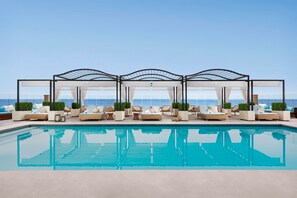Piscine extérieure, accès possible de 8 h à 22 h, chaises longues