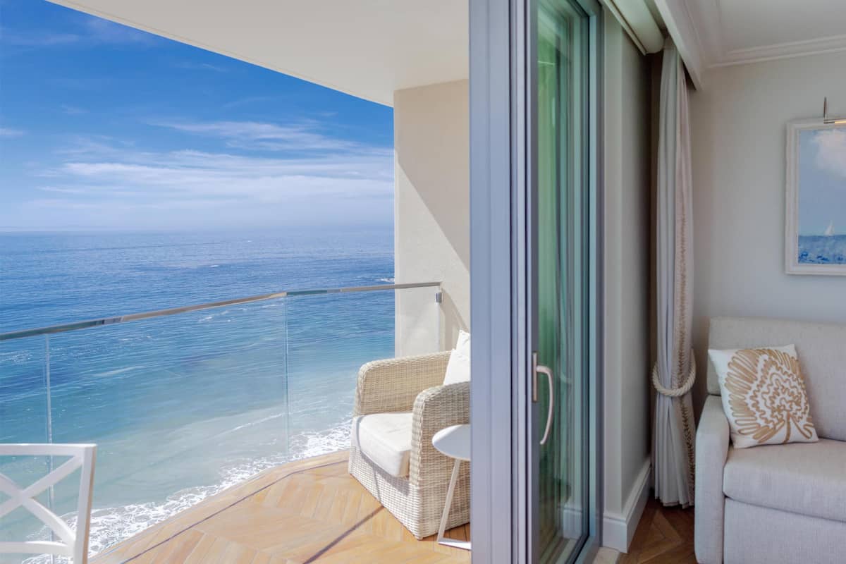 Premium bedding, down comforters, minibar, in-room safe