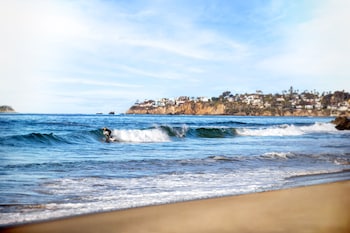 On the beach, white sand, sun loungers, beach umbrellas at Surf & Sand Resort Laguna Beach
