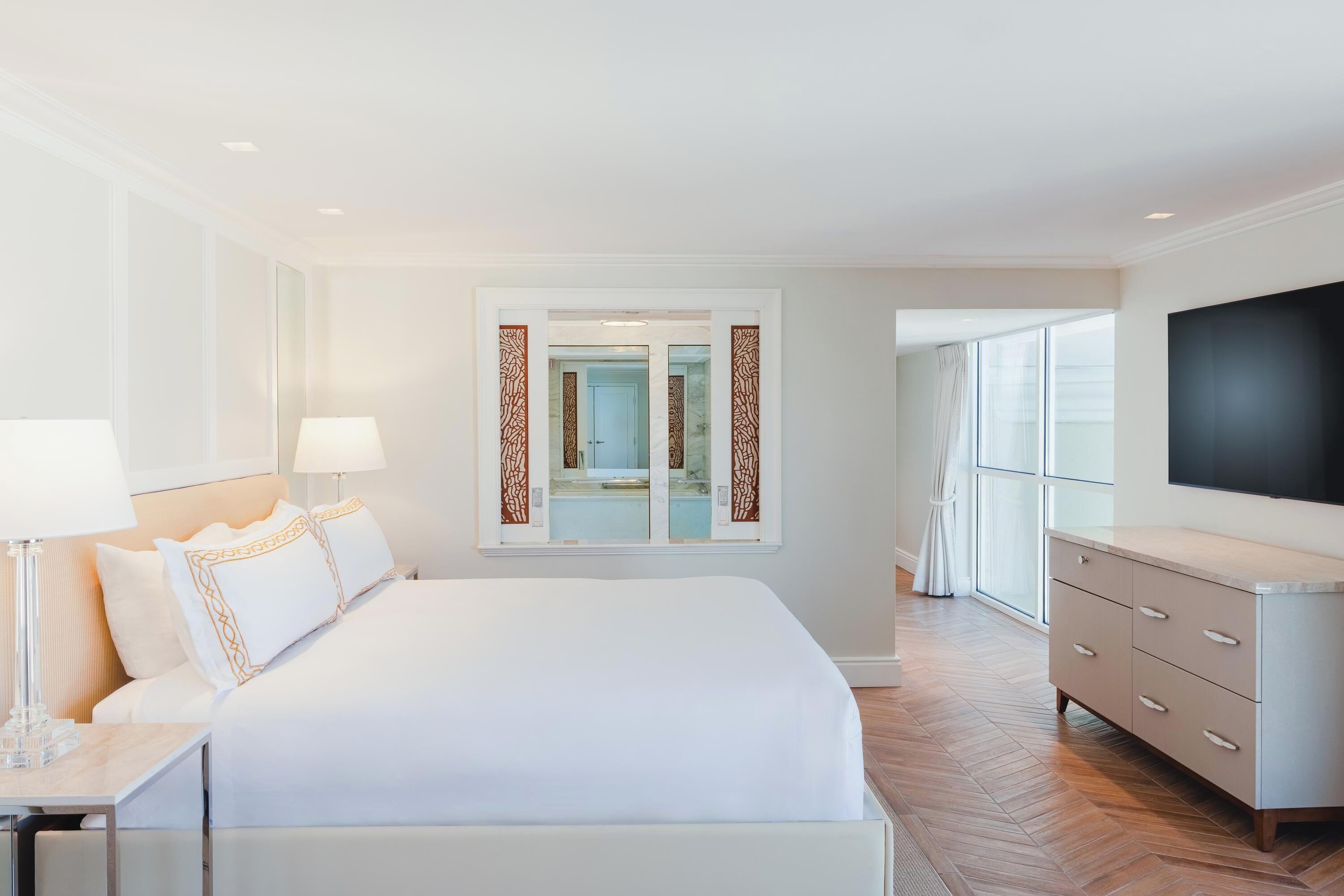 Roba de llit d'alta qualitat, cobrellits i minibar 