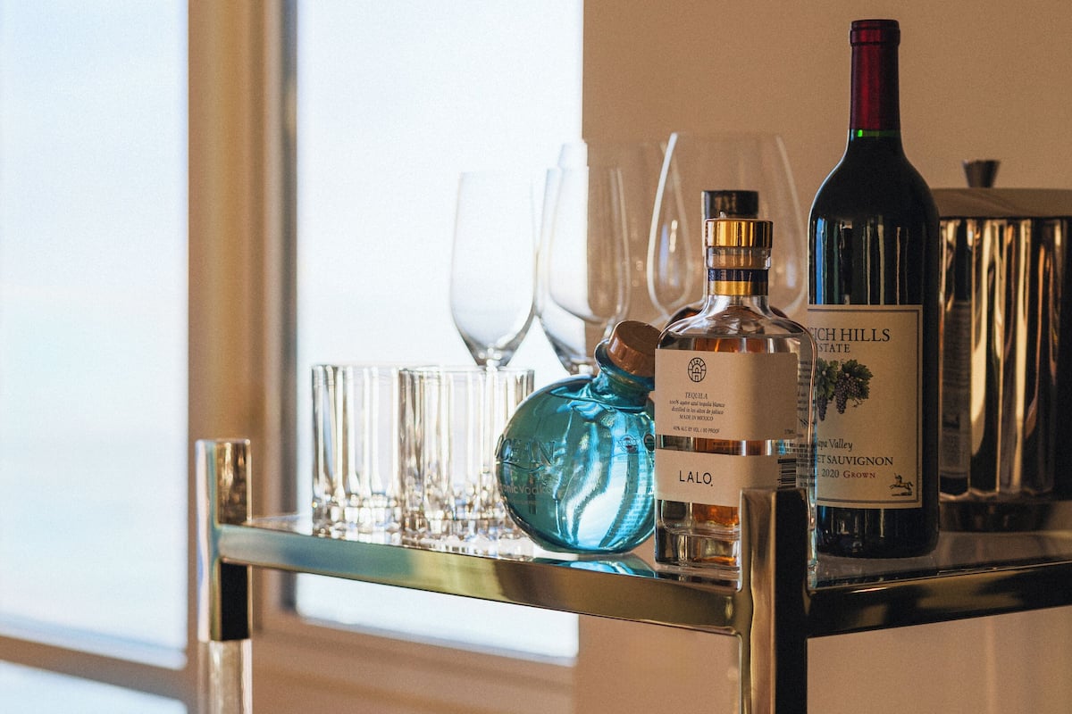 Premium Studio, 1 King Bed, Accessible, Corner (Oceanfront) | Minibar