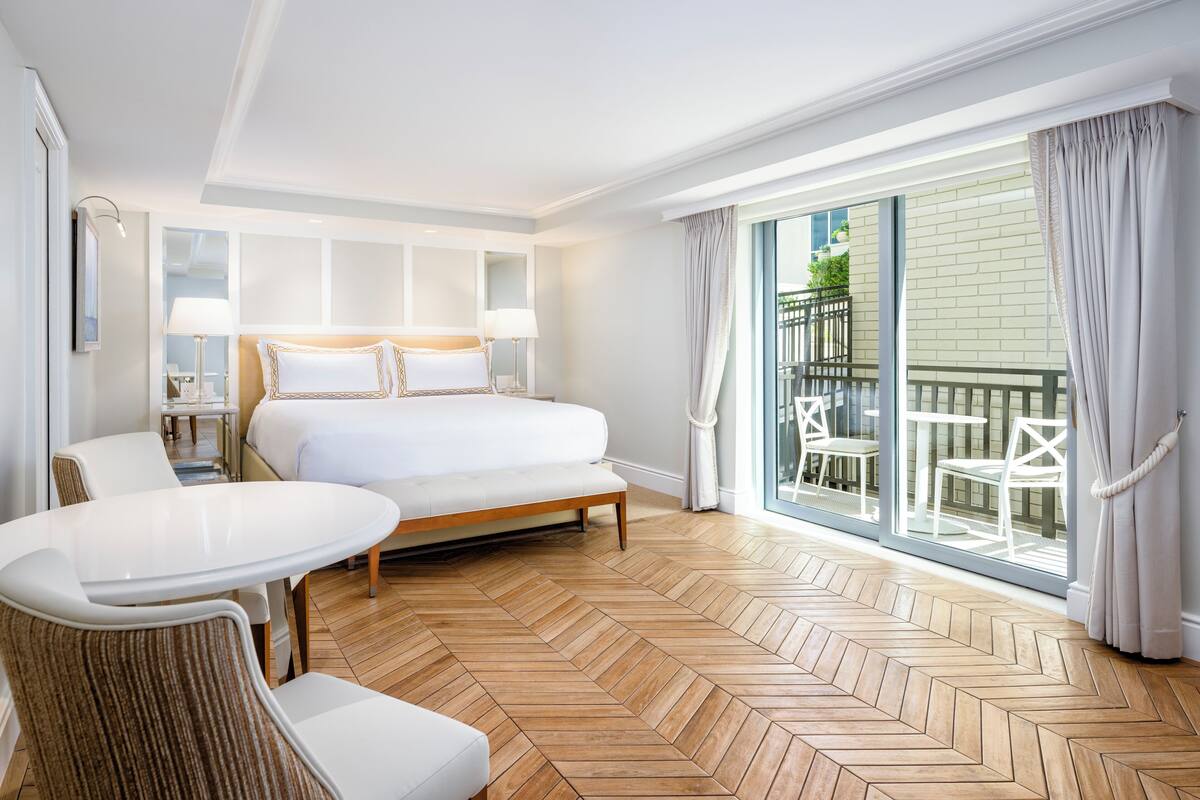 Premium bedding, down duvets, minibar, in-room safe