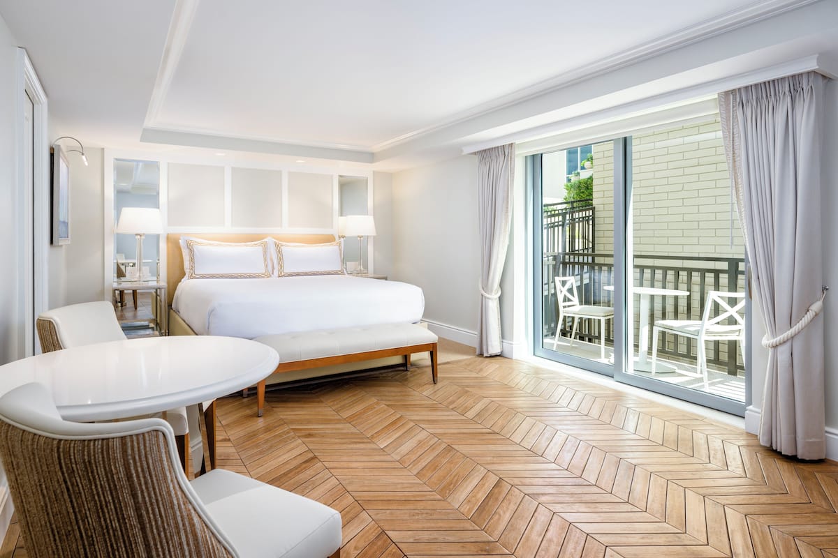 Chambre, 1 très grand lit, vue établissement