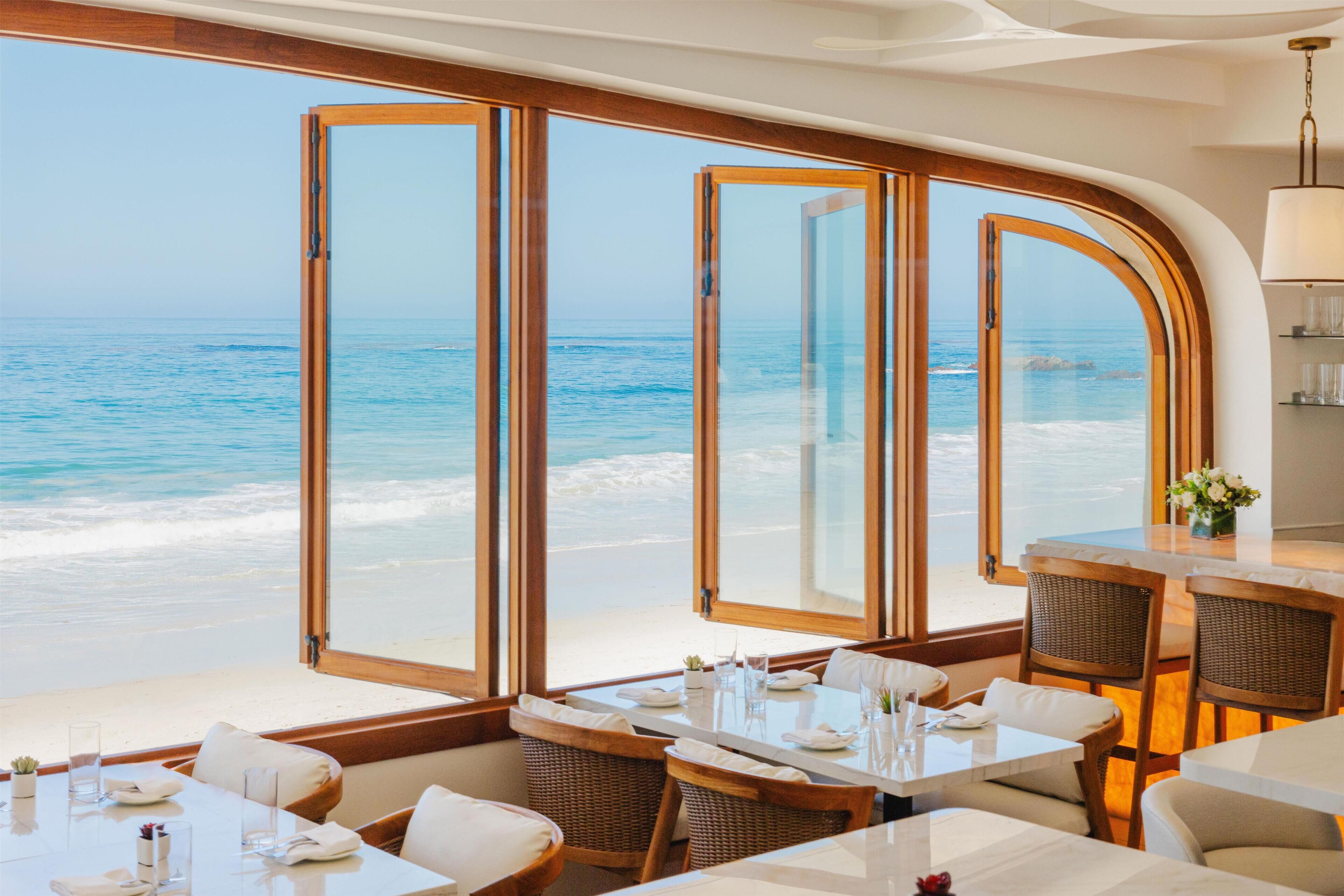 Se sirven desayunos, almuerzos y cocina local (con vistas al mar) 