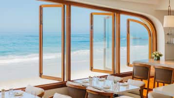 Se sirven desayunos, almuerzos y cocina local (con vistas al mar)