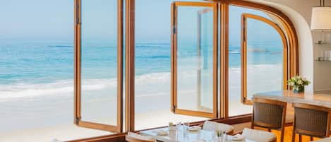 Déjeuner et dßner servis sur place, cuisine locale, vue sur la mer