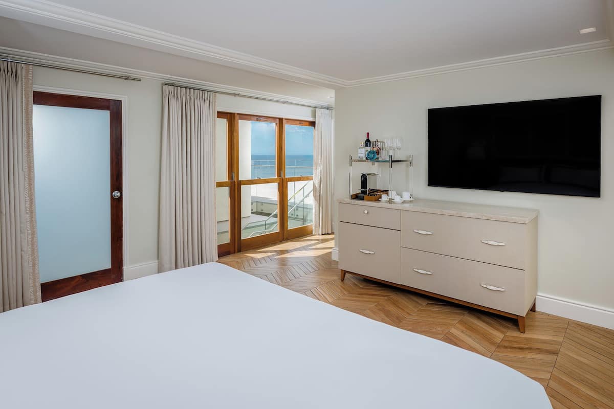 Premium bedding, down comforters, minibar, in-room safe